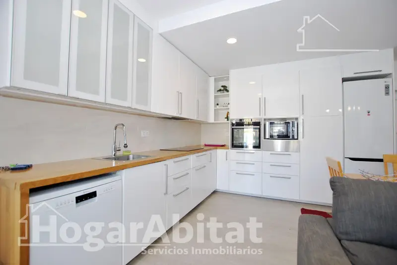 Adosado Reformado con Terraza y Garaje Cerca del Mar