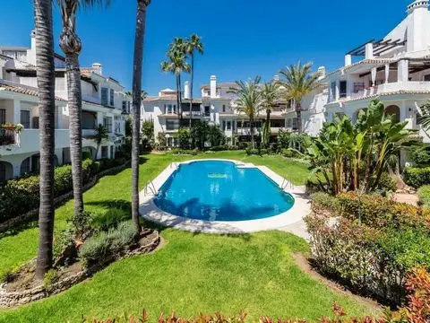 Atico en Nueva Andalucia 2 Dormitorios Piscina Comunitaria