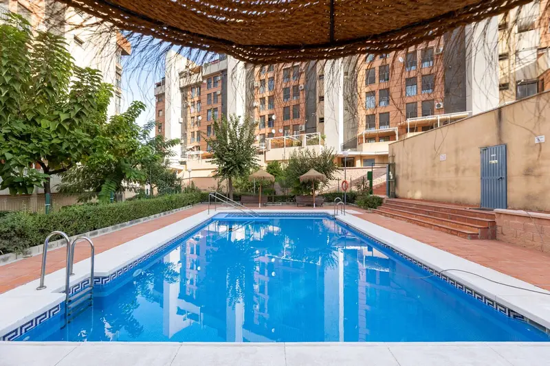 Apartamento en venta en Granada ciudad: 2 dormitorios, piscina y zona moderna
