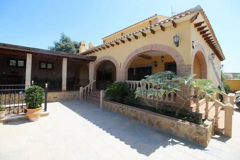 Villa de Lujo en Bigastro con 4 Dormitorios y Piscina Privada