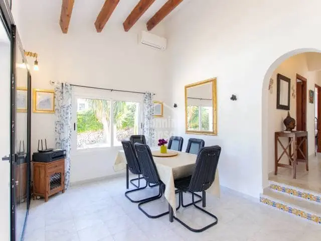 Chalet en venta en Menorca: Villa con piscina y vistas al mar