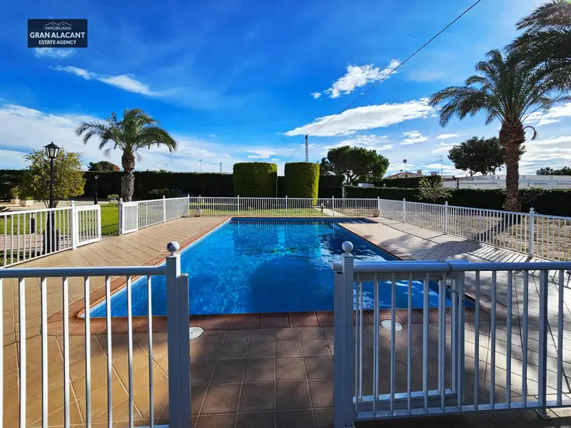 Chalet con Piscina y Terraza en Elche Perleta