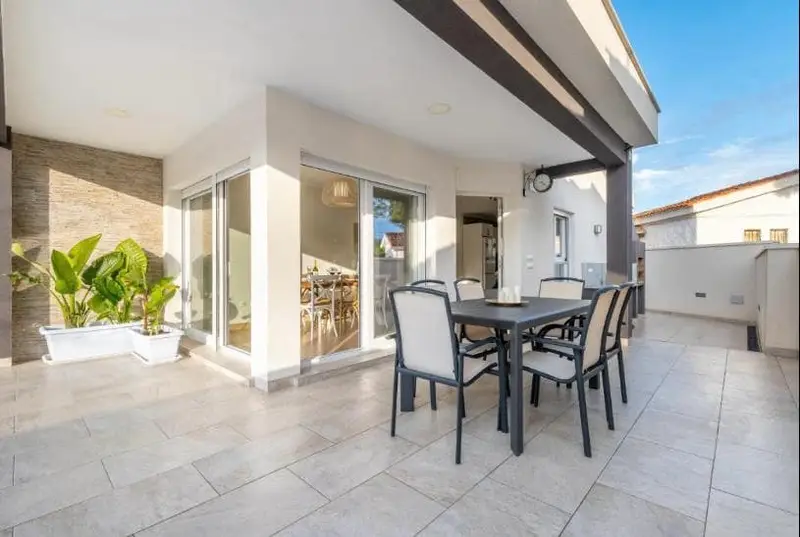 Casa Rural en Torrevieja: 2 Dormitorios, Piscina Privada