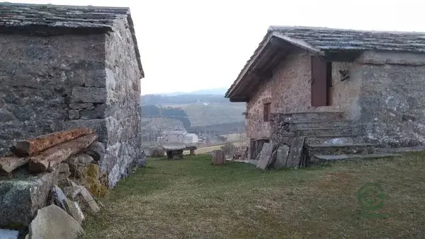 Casas de Piedra en Lunada Cerca de Estación de Esquí