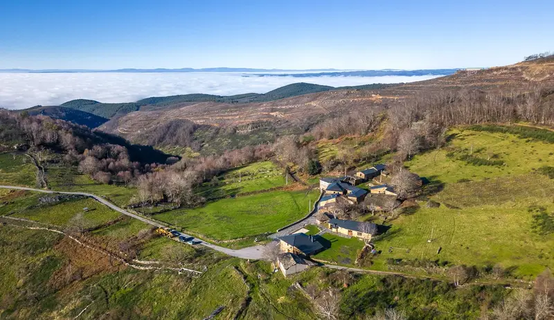 Aldea Rural con 12 Habitaciones y 40 Hectáreas en Venta