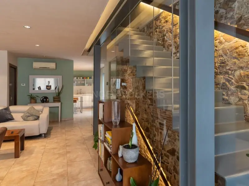 Casa Moderna en Blanes con Encanto Rústico