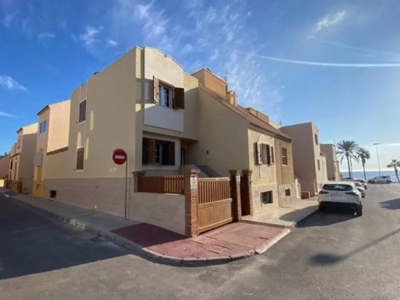 Chalet Dúplex Reformado en Almería con Vistas al Mar