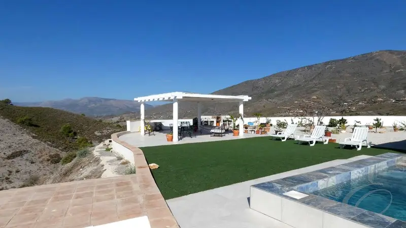 Chalet con Vistas al Mar y Olivos en Motril Granada