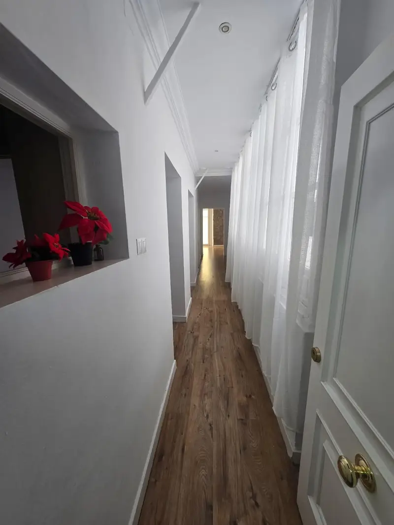 Piso en venta. Piso reformado en pleno centro de Cádiz, 3 dormitorios, 2 baños, 3 balcones, Ite pasada y electricidad renovada.