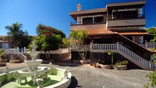Chalet en venta en La Laguna con piscina y amplios jardines