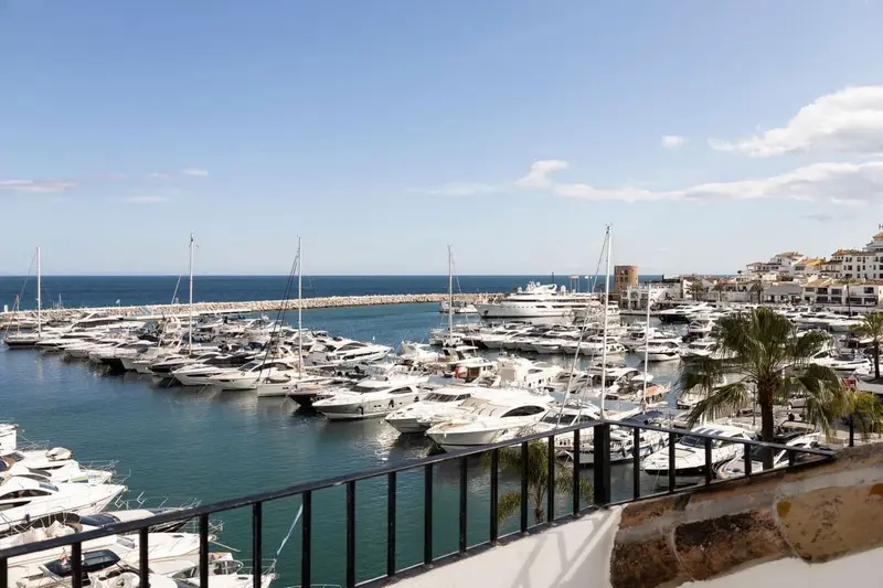 Ático de Lujo en Puerto Banús con Vistas al Mar