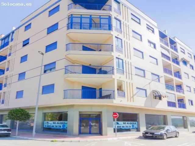 Local Comercial en Esquina con 9 Escaparates