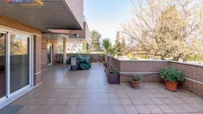 Piso en venta en Granada: Exclusividad y confort en La Huerta de Santa Rita