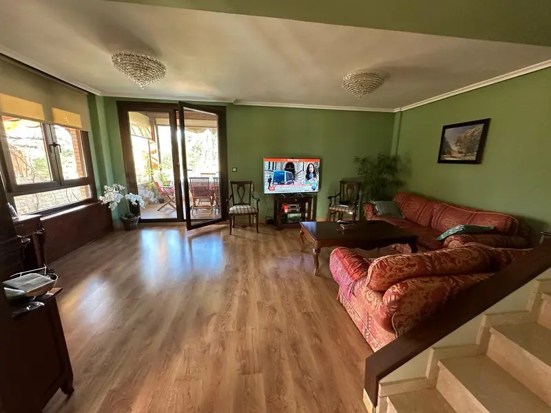 Adosado en Petrer con Terraza de 60m2 y Jardin