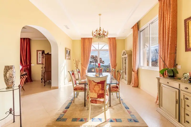 Villa de Lujo en Altos de Estepona con Vistas Panorámicas