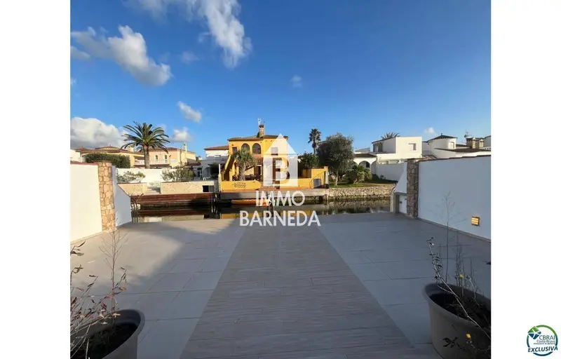 Chalet en Canal Empuriabrava con Amarre 4 Dorm 2 Baños