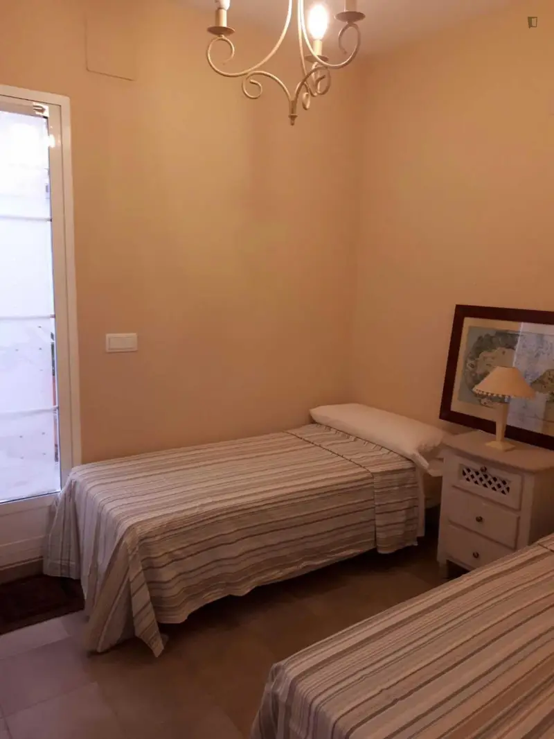Habitacion Individual con Terraza Privada y Aseo en Piso de Lujo