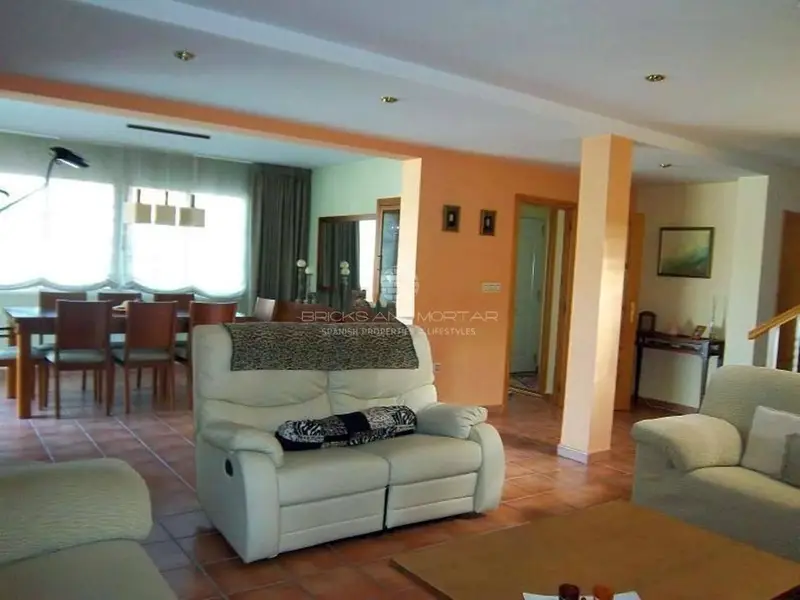 Chalet en venta en L Eliana 4 habitaciones piscina jardin
