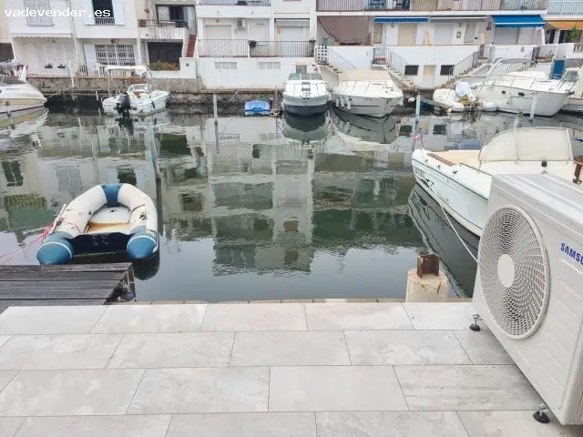 Casa adosada en Empuriabrava con vistas al canal