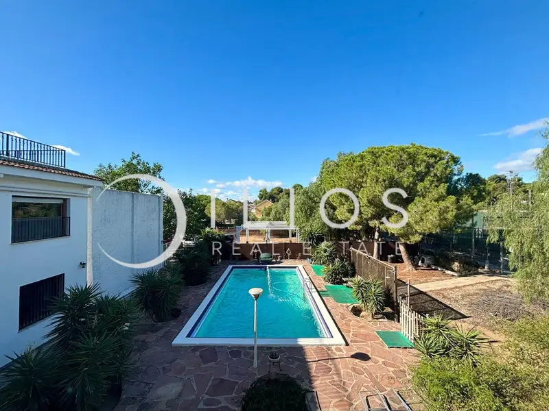 Chalet en Rocafort con 3 Viviendas Piscina Jardin y Fronton