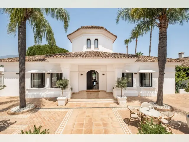 Casa-Villa de 7 Dormitorios en venta Aloha, España