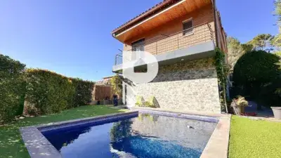 Chalet en venta en Rodalies Martorell: 4 habitaciones, loft, terraza y barbacoa