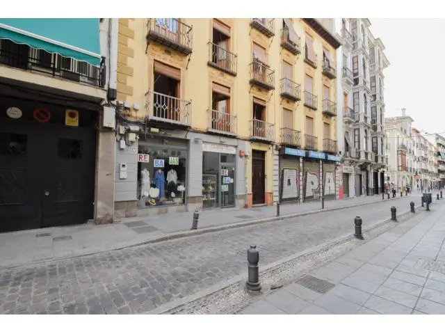 Piso 165m2 5 habitaciones 2 baños Patio 100m2 Granada