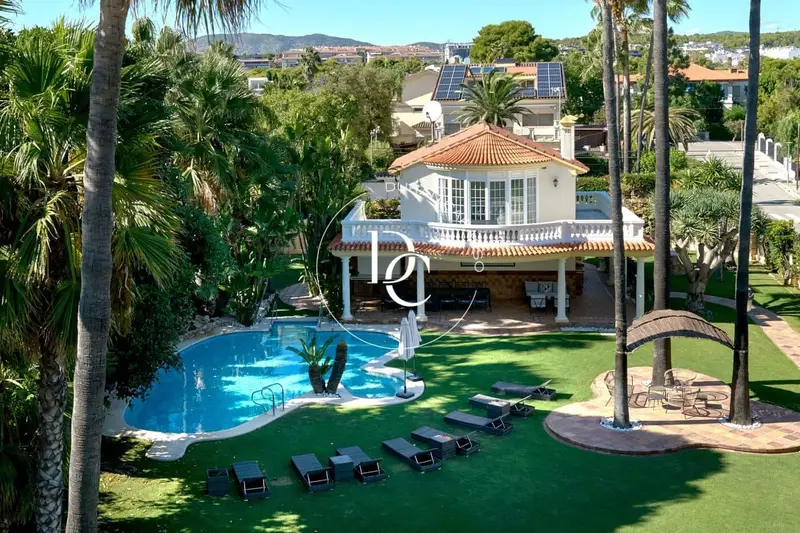 Chalet en Sitges con 6 dormitorios, piscina y casa de invitados