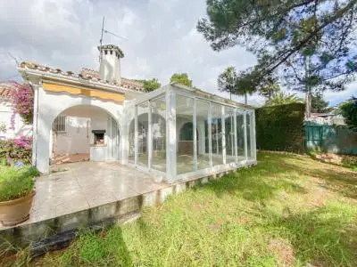 Casa en Calahonda con Vistas al Mar y Gran Potencial