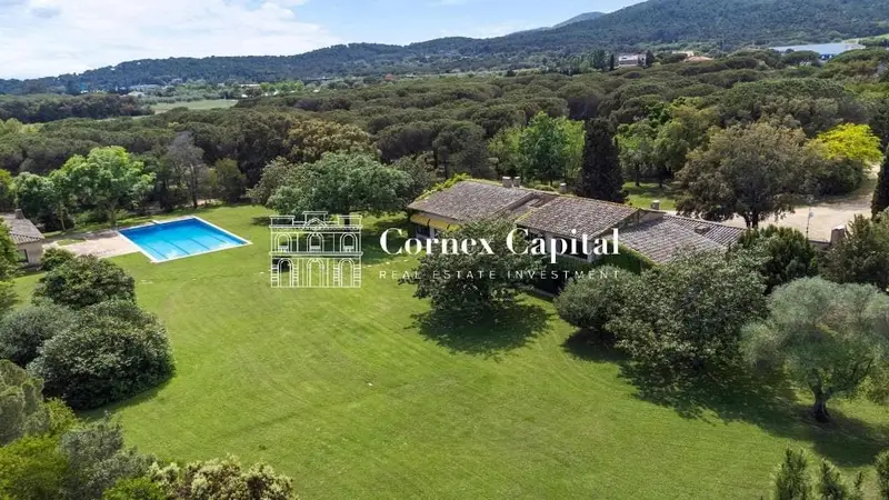 Chalet con Piscina y Torre Histórica 1162m2