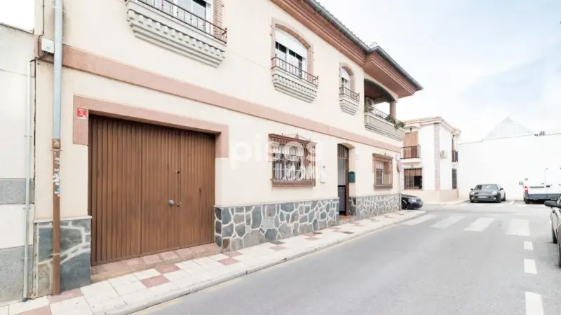 Casa adosada en esquina en Maracena con 5 dormitorios y garaje
