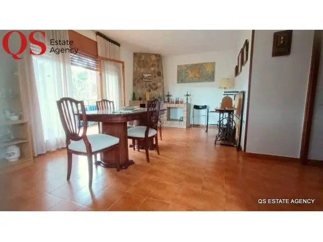 Casa con Dos Viviendas y Terreno Amplio en Massanes