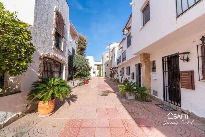 Chalet en Empuriabrava con Amarre Privado Cerca de la Playa
