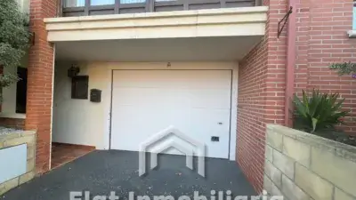 Chalet Adosado en Brazomar con Jardin y Vistas al Mar