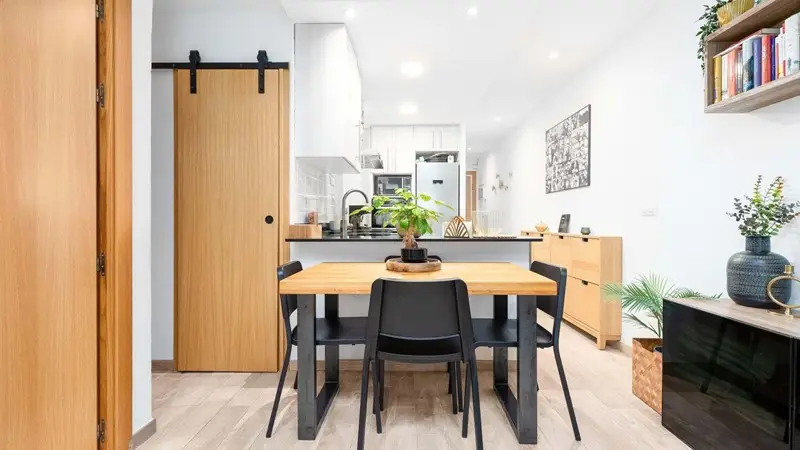 Piso en venta en Barcelona: 3 habitaciones, patio interior y excelente ubicación