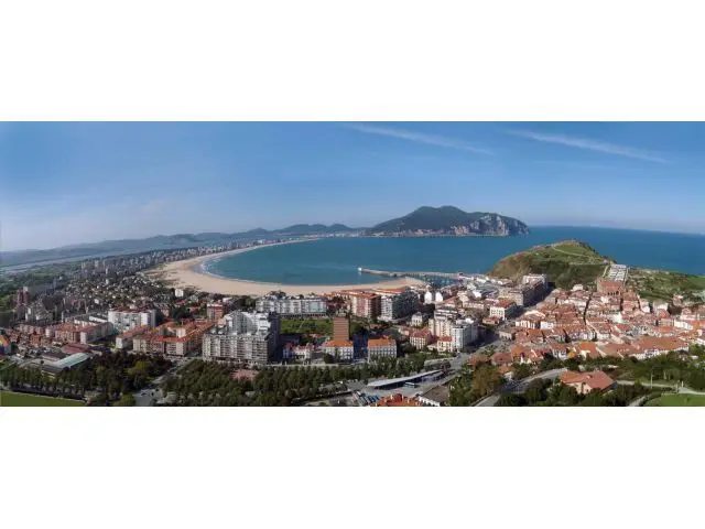 Edificio en Laredo con 26 habitaciones dobles y vistas al mar