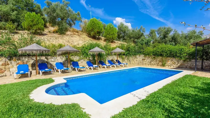 Chalet con Piscina Privada en Málaga Ideal para Familias