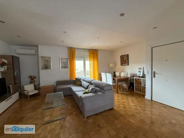 Alquiler Piso Amueblado Guadalajara: Salón Amplio, Terraza y Garaje
