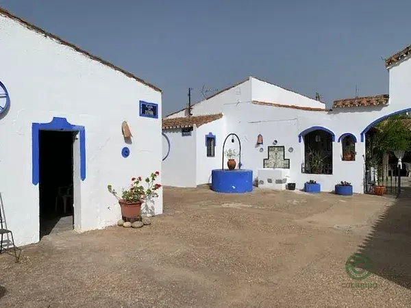 Casa rural con piscina y 4 construcciones en Badajoz