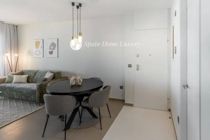 Apartamento en Benidorm con Vistas al Mar y Lujo