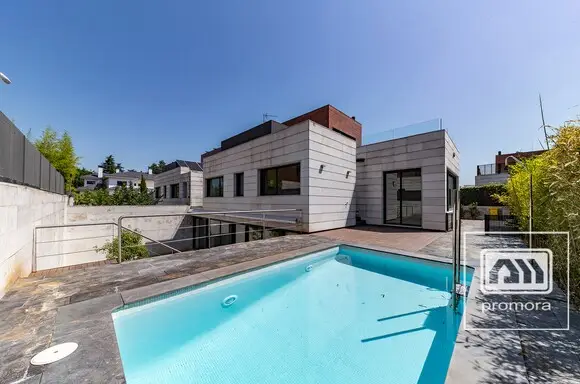 Chalet independiente moderno en Valdemarín con piscina
