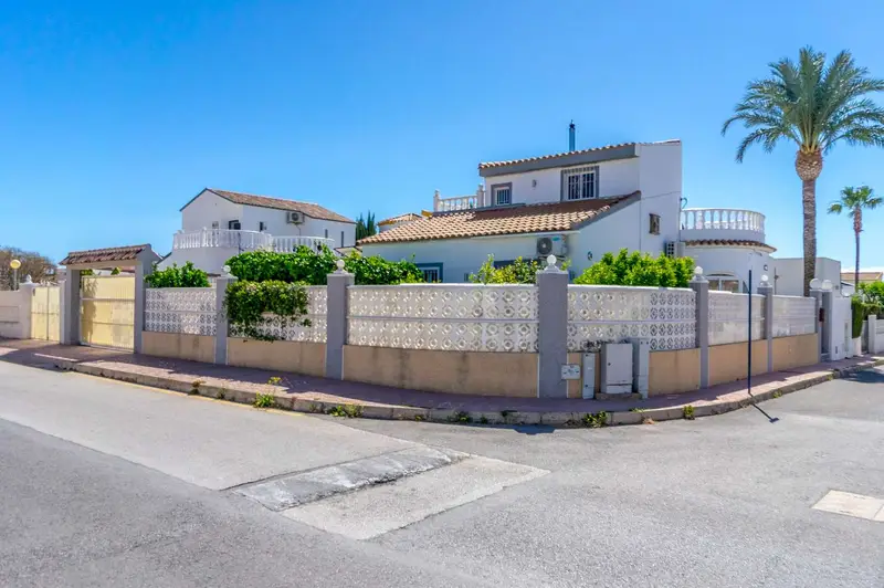 Villa con Piscina Climatizada en Orihuela Costa