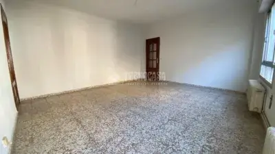 Piso en venta en Calle Benéfica, cerca de Paseo de San Gregorio