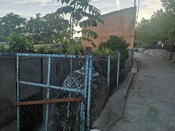 Casa con Patio en Cuenca Tres Dormitorios Dos Comedores