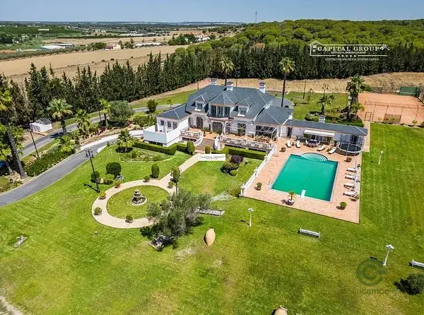 Villa de Lujo en Huelva con Piscina y Amplias Zonas de Entretenimiento