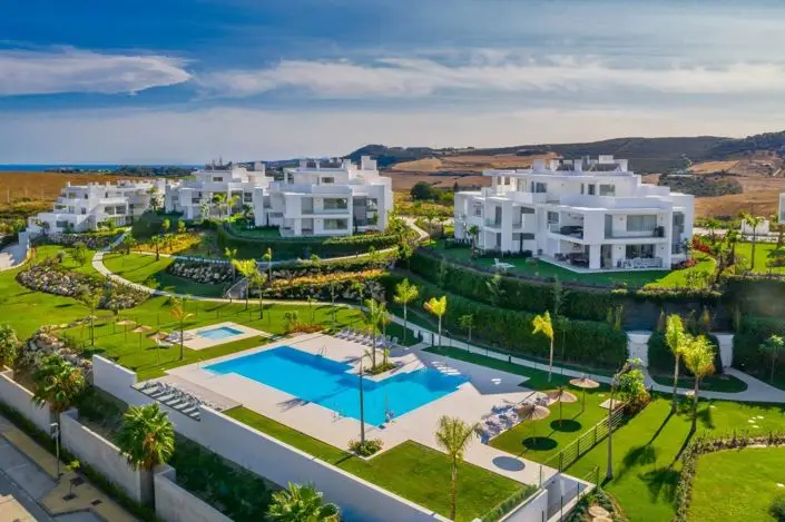 Apartamentos en Venta Casares: Vistas al Mar y Lago Privado