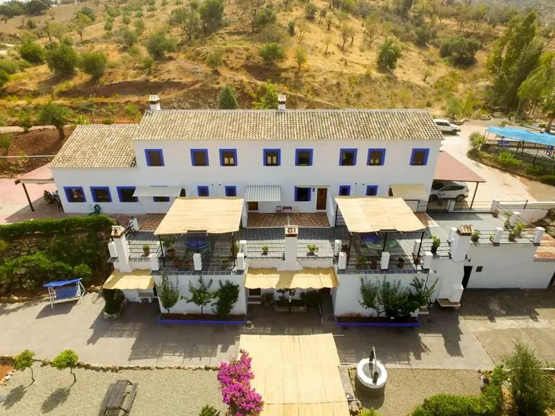 Finca con Hotel Rural 8 Apartamentos en Guaro Málaga