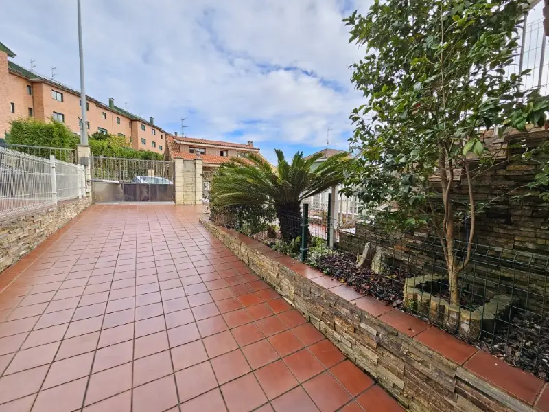 Venta Adosado de 4 habitaciones en Los Carbayedos - Ref: 8030