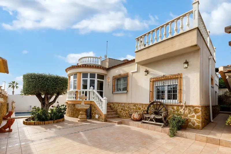 Chalet en Venta San Miguel de Salinas con Piscina y Jardin