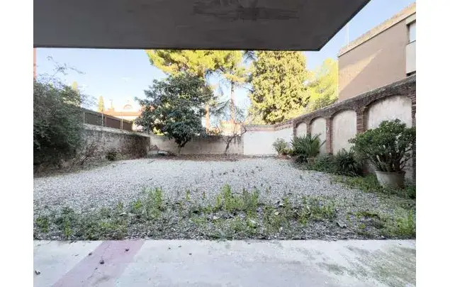 Alquiler de habitaciones en piso con jardin en Carrer D'Hedilla